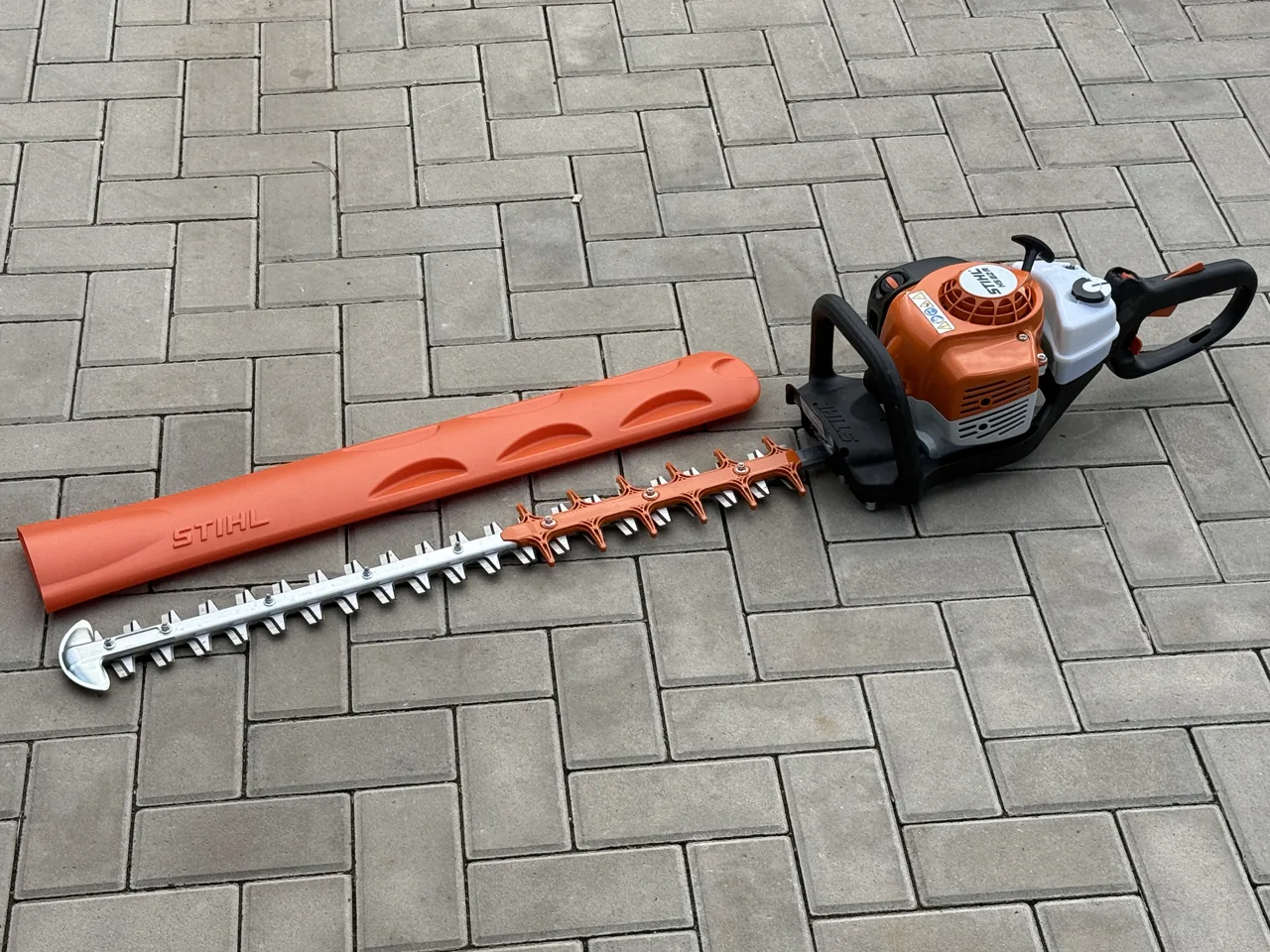 Benzínový plotostřih STIHL s ochranným pouzdrem
